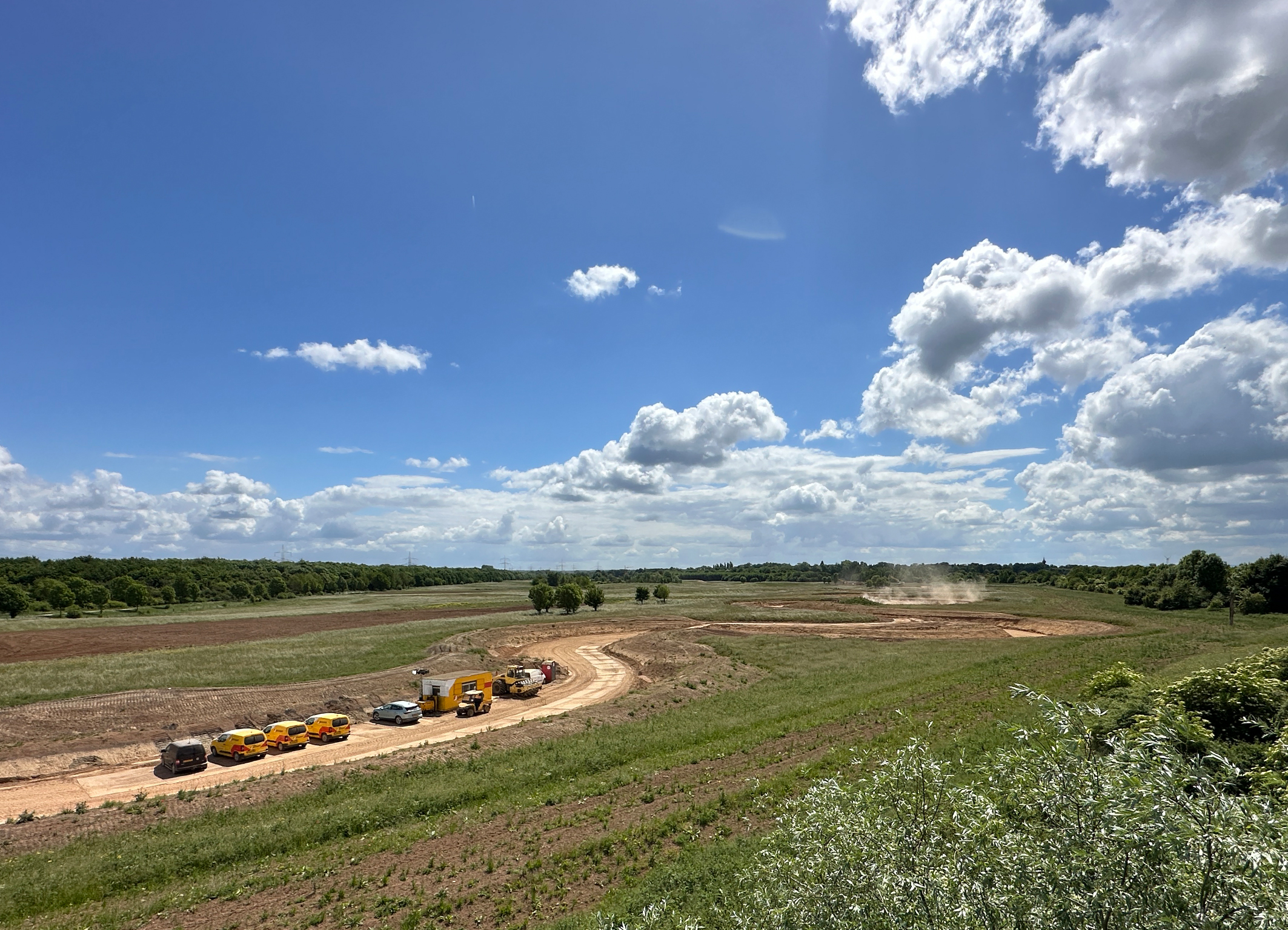 Baustellenfahrzeuge im ausgehobenen Gewässerbett des neuen Erftverlaufs