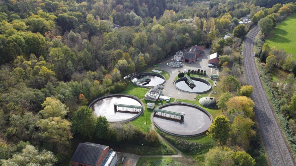 Ein Klärwerk aus der Vogelperspektive. Man sieht 4 Becken. In den Becken wird das Wasser in mehreren Stufen gesäubert. Danach fließt das saubere Wasser wieder in den Fluss.